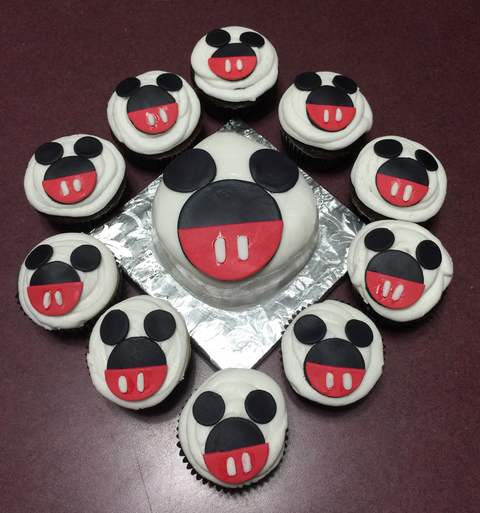 Mickey cupcakes